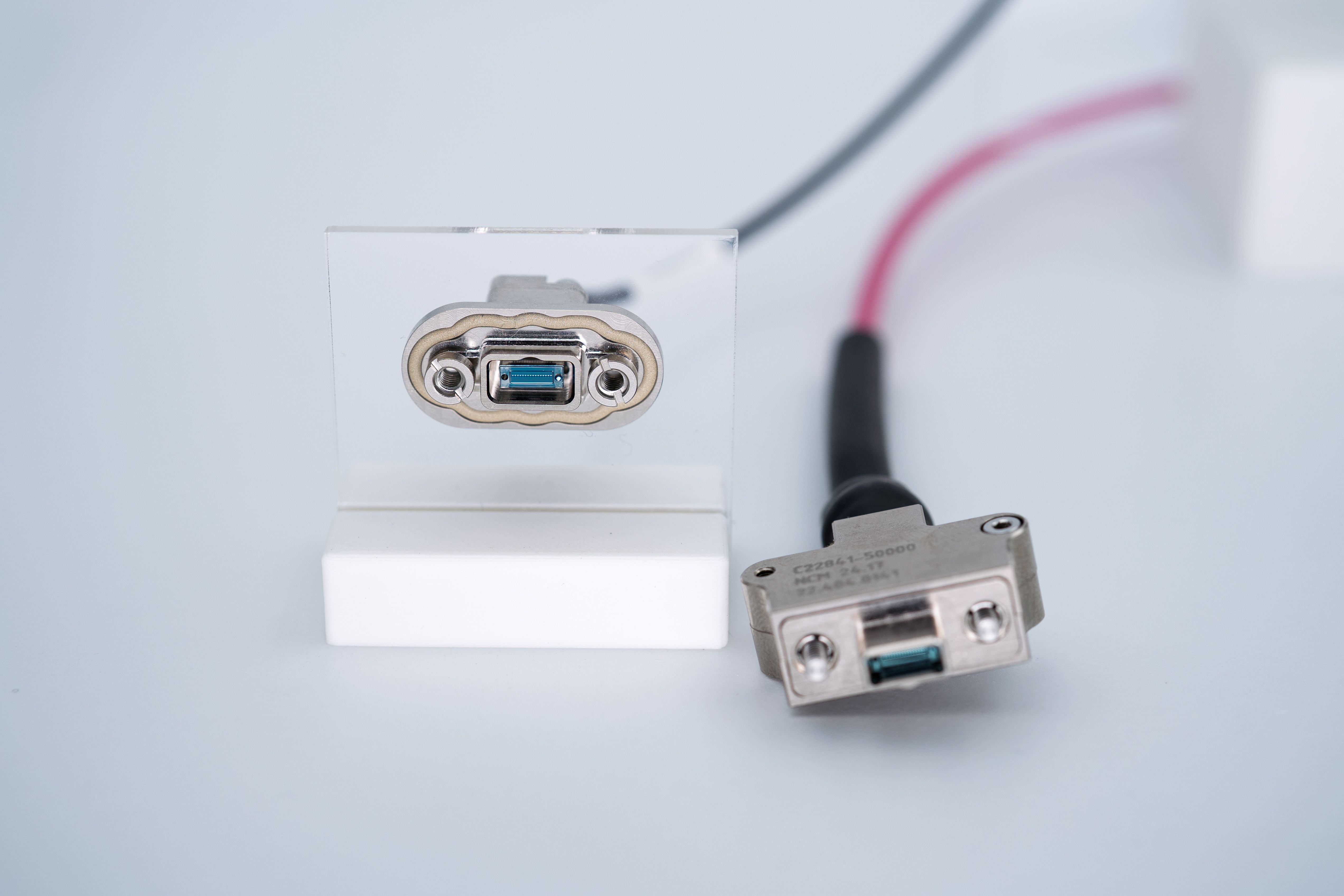 High-speed data transmission connector with immunity to electromagnetic interference